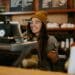unsplash - brooke-cagle - étudiante a son job étudiant - Comment cumuler plusieurs jobs étudiants