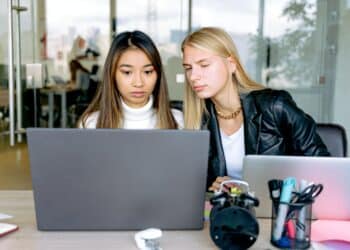 pexels-antoni-shkraba-deux étudiantes qui travaillent ensemble - 4 conseils pour se faire des amis en auditoire