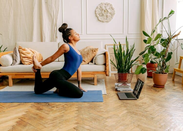 pexels-antoni-shkraba-étudiante qui fait du yoga - Les Youtubeurs qui vont t’aider à faire du sport dans ton kot