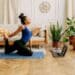 pexels-antoni-shkraba-étudiante qui fait du yoga - Les Youtubeurs qui vont t’aider à faire du sport dans ton kot