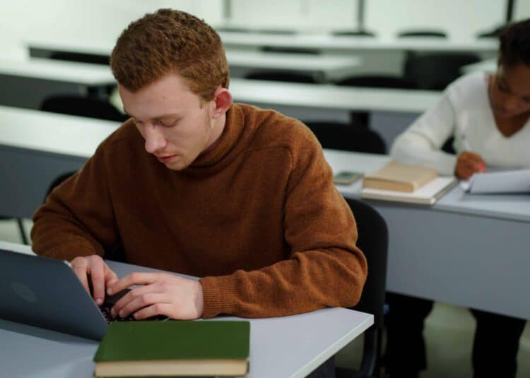 pexels-cottonbro-studio - Si tu t'apprêtes à vivre ton 1er blocus, ces 6 memes sont pour toi