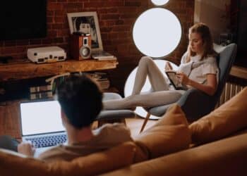 pexels-cottonbro-studio-deux étudiants qui restent au kot - Pourquoi ne plus avoir honte de ne pas aller en cours