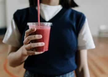pexels-cottonbro-studio-étudiante qui prend un jus vitaminé - 4 vitamines à prendre à l’approche de l’hiver