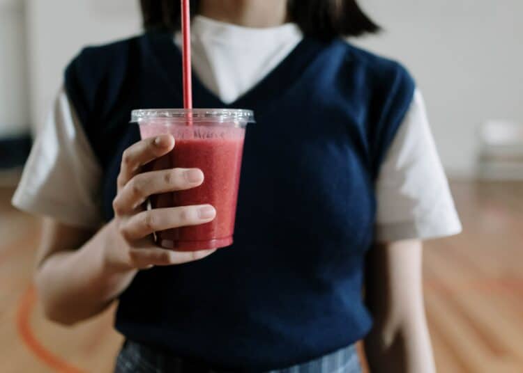 pexels-cottonbro-studio-étudiante qui prend un jus vitaminé - 4 vitamines à prendre à l’approche de l’hiver