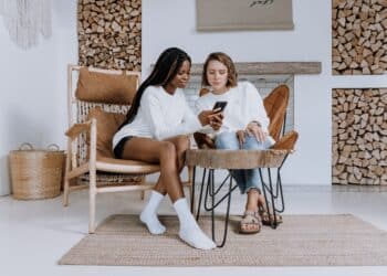 pexels-cottonbro-studio- étudiantes qui regardent leur téléphone - Les 6 meilleurs abonnements mobiles en Belgique pour étudiant