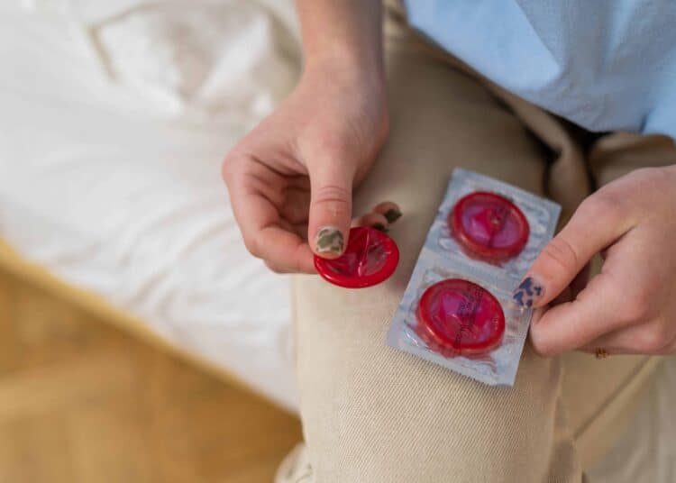 pexels-cottonbro-studio- fille qui ouvre un preservatif - Le stealthing est dorénavant pénalisé