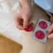 pexels-cottonbro-studio- fille qui ouvre un preservatif - Le stealthing est dorénavant pénalisé