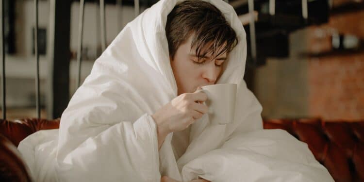 pexels-cottonbrostudio-jeuneenroulédanssacouverturepourseréchauffer-4 astuces pour garder la chaleur dans ton kot et ne pas devoir le chauffer