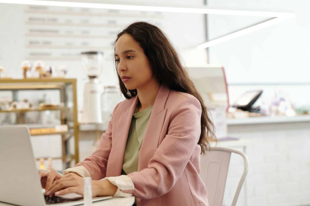 pexels-edward-jenner- étudiante qui cherche un job sur l'ordi - Comment développer un rythme professionnel après ses études