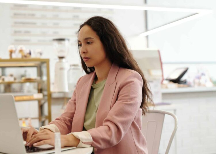 pexels-edward-jenner- étudiante qui cherche un job sur l'ordi - Comment développer un rythme professionnel après ses études