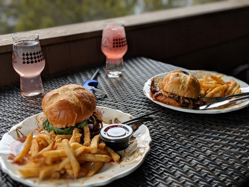 pexels-fra-v-burger dans un resto - 5 endroits pour manger à moins de 10€ à Louvain-la-neuve