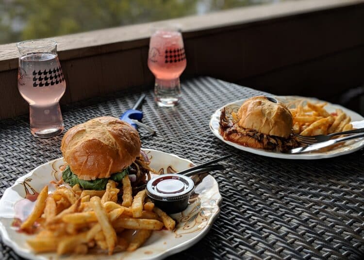 pexels-fra-v-burger dans un resto - 5 endroits pour manger à moins de 10€ à Louvain-la-neuve