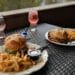 pexels-fra-v-burger dans un resto - 5 endroits pour manger à moins de 10€ à Louvain-la-neuve