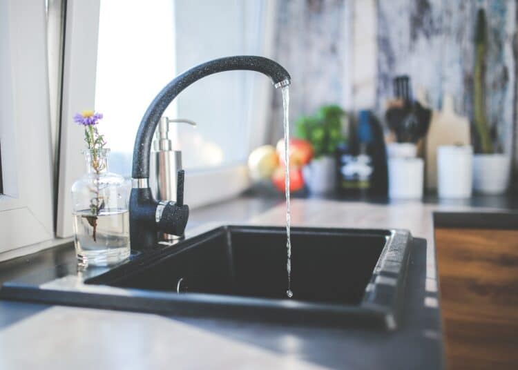 pexels-kaboompics-com- robinet dans un appartement - 7 astuces pour réduire ta consommation d’eau au kot