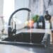 pexels-kaboompics-com- robinet dans un appartement - 7 astuces pour réduire ta consommation d’eau au kot
