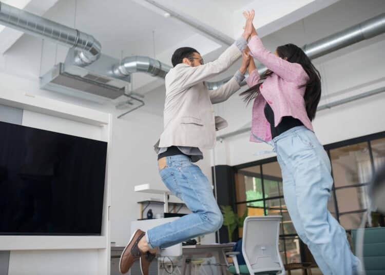 pexels-kampus-production-deux étudiants contents - 4 Jobs étudiants de rêve