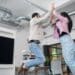 pexels-kampus-production-deux étudiants contents - 4 Jobs étudiants de rêve