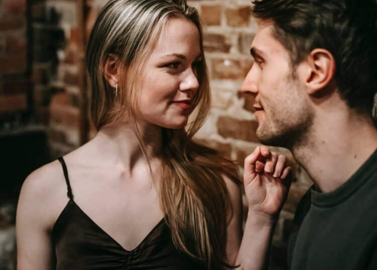 pexels-katerinaholmes-jeunesquiflirt-4 façons de délarer ta flamme à ton crush