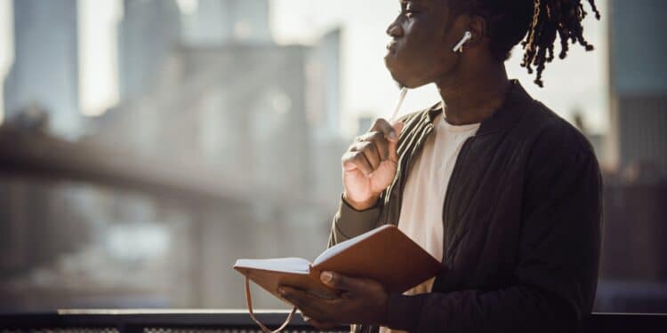 pexels-ketut-subiyanto - étudiant seul dehors - 4 choses que tu peux faire en dehors de ton kot pour diminuer tes dépenses en énergie