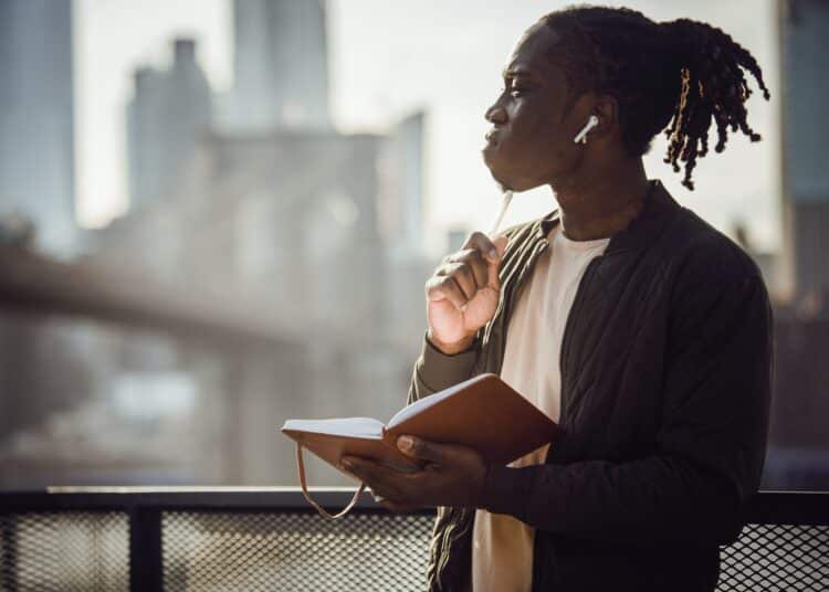 pexels-ketut-subiyanto - étudiant seul dehors - 4 choses que tu peux faire en dehors de ton kot pour diminuer tes dépenses en énergie