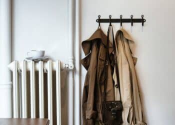 pexels-kübra-arslaner- porte manteau a cote d'un radiateur - 5 astuces pour réduire ta consommation de gaz au kot