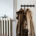 pexels-kübra-arslaner- porte manteau a cote d'un radiateur - 5 astuces pour réduire ta consommation de gaz au kot