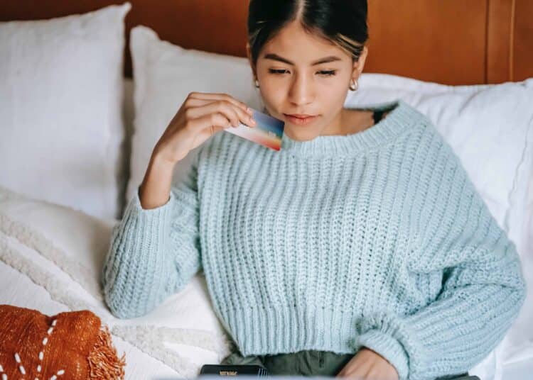 pexels-liza-summer - fille qui paie avec sa carte de banque - Les 4 meilleures banques en Belgique pour étudiant