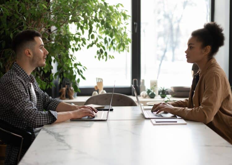 pexels-mikhail-nilov - deux étudiants qui travaillent ensemble - Pourquoi faire des synthèses à plusieurs