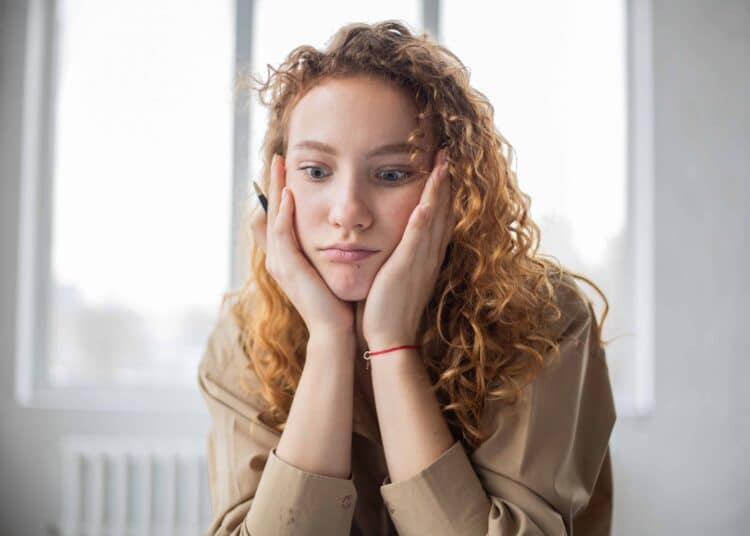 pexels-monstera-fillequisetientlesjoues- 5 remèdes étudiants contre les aphtes