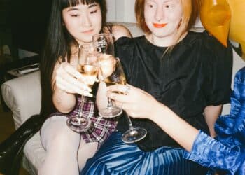 pexels-polina-tankilevitch-trois étudiantes qui boivent un verre d'alcool - Pourquoi ne plus avoir honte de ne pas boire d'alcool