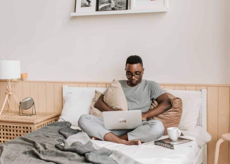 pexels-vlada-karpovich-étudiant qui est dans son lit pour étudier - 5 erreurs à éviter si tu veux réussir tes études