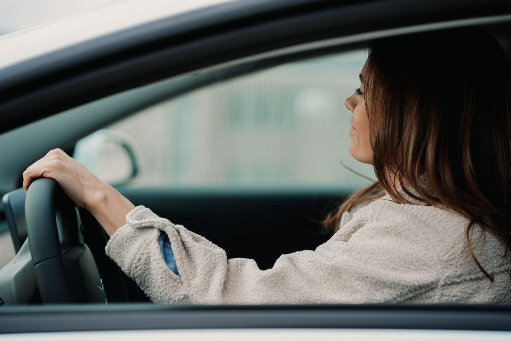 unsplash - jenny-ueberberg- étudiante qui conduit - 4 choses à prendre en compte avant d’acheter ta première voiture