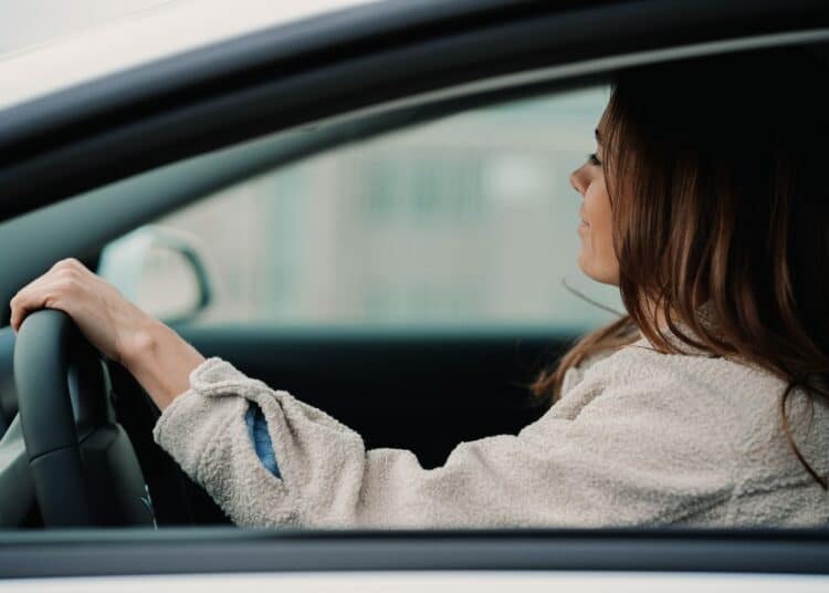 unsplash - jenny-ueberberg- étudiante qui conduit - 4 choses à prendre en compte avant d’acheter ta première voiture