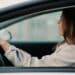 unsplash - jenny-ueberberg- étudiante qui conduit - 4 choses à prendre en compte avant d’acheter ta première voiture
