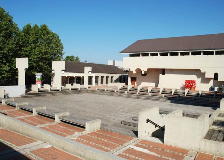 wiki commons -auditoire de louvain la neuve - 8 auditoires de l'UCLouvain rebaptisés avec des noms de femmes lors d'une action