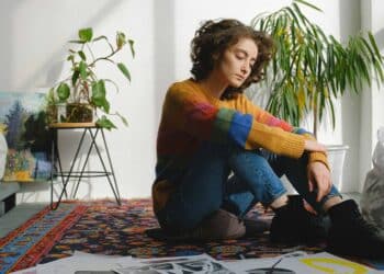 pexels-anna-shvets- étudiante qui réfléchit - Comment se réconforter durant le blocus