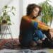 pexels-anna-shvets- étudiante qui réfléchit - Comment se réconforter durant le blocus