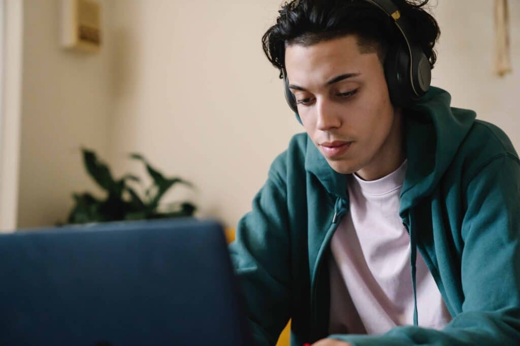 pexels-eren-li-étudiant qui écoute de la musique - Les 4 meilleurs streaming musicaux pour étudiant en Belgique