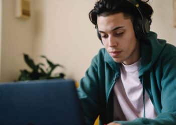 pexels-eren-li-étudiant qui écoute de la musique - Les 4 meilleurs streaming musicaux pour étudiant en Belgique