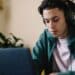 pexels-eren-li-étudiant qui écoute de la musique - Les 4 meilleurs streaming musicaux pour étudiant en Belgique