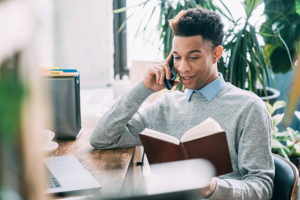 pexels-greta-hoffman- étudiant qui passe un coup de téléphone _ Top 10 des compétences recherchées par les entreprises