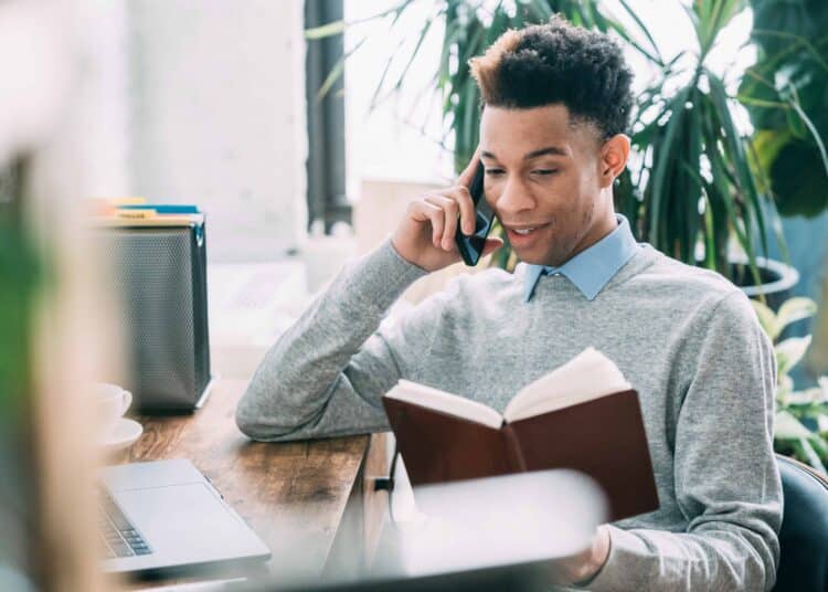 pexels-greta-hoffman- étudiant qui passe un coup de téléphone _ Top 10 des compétences recherchées par les entreprises