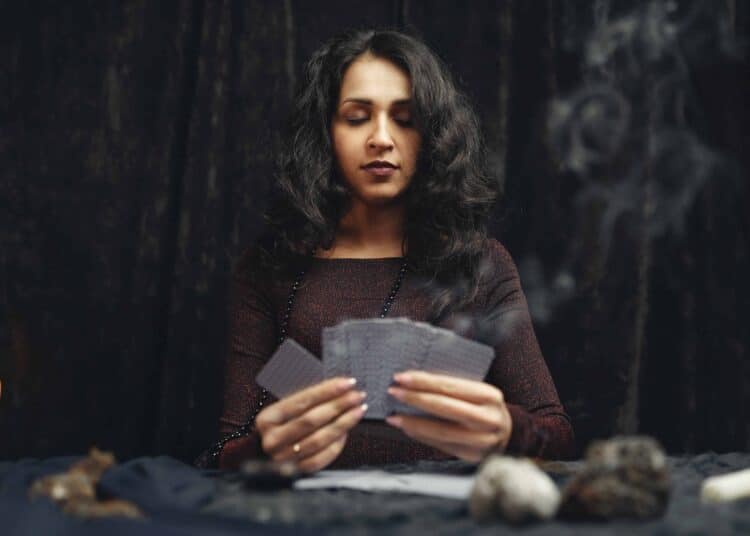 pexels-gustavo-fring-fille qui tire les cartes - L’horoscope de ton blocus