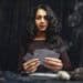 pexels-gustavo-fring-fille qui tire les cartes - L’horoscope de ton blocus