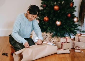 pexels-lizasummer-jeunequiemballeuncadeau-5 endroits pour trouver un cadeau pour la cacahuète