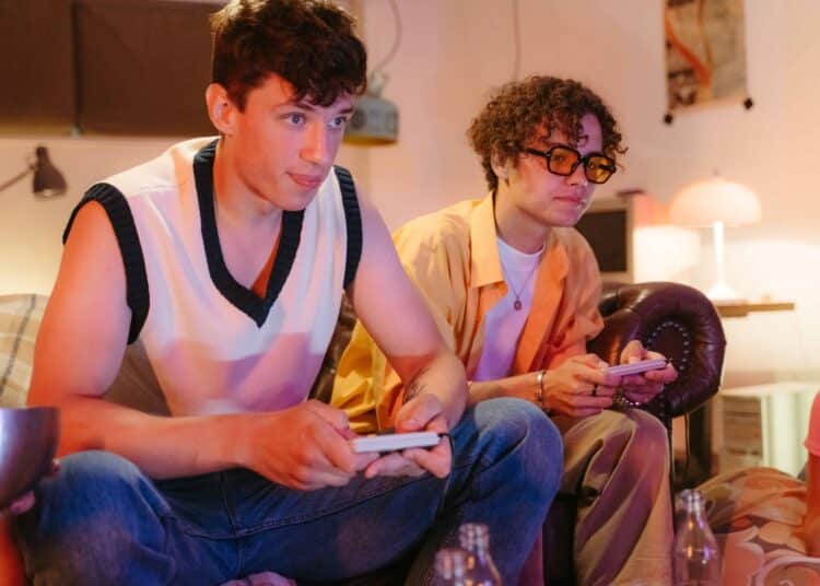 pexels-martproduction-Jeunesamisquijouentàunjeuvideosurconsole-Comment concillier blocus et vie sociale