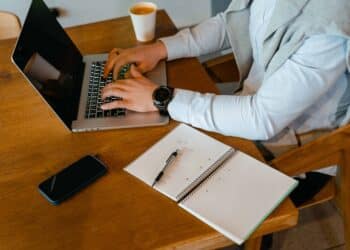 pexels-martproduction-personnesursonpcavecsontéléphoneàcotédelui-comment éviter son téléphone pendant le blocus