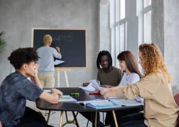 pexels-monstera-étudiants qui étudient ensemble - L'horoscope de tes examens