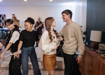pexels-pavel-danilyuk-étudiants qui font la fête-Top 7 musiques pour mettre l’ambiance en soirée