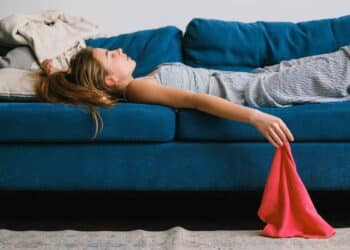 pexels-shvets-production-étudiante fatiguée a cause de ses études - 4 raisons de ne pas avoir honte de ne pas faire de sport durant tes examens